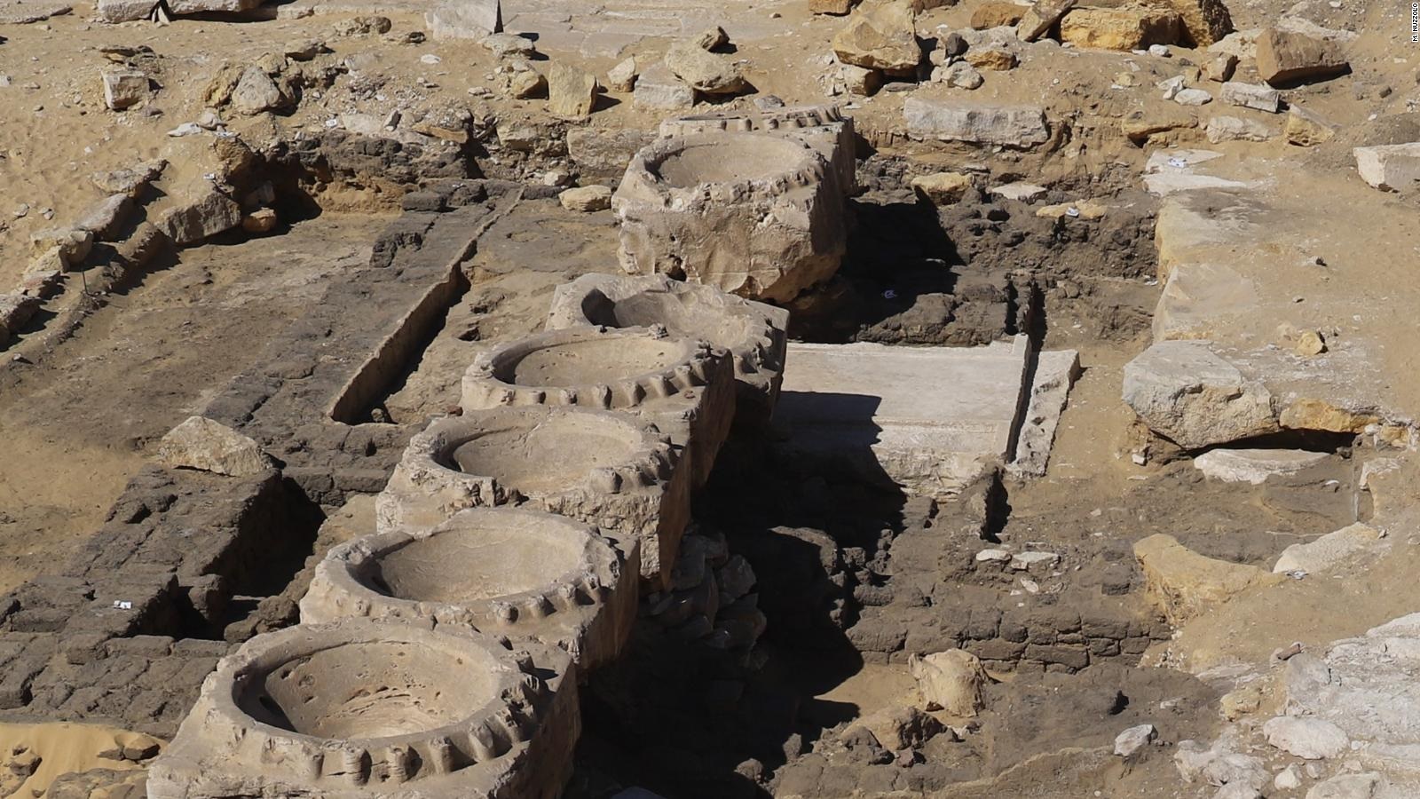 पुरातत्वविदहरूले इजिप्टमा फेला पारेको मन्दिरका अवशेष। तस्बिरः सिएनएन